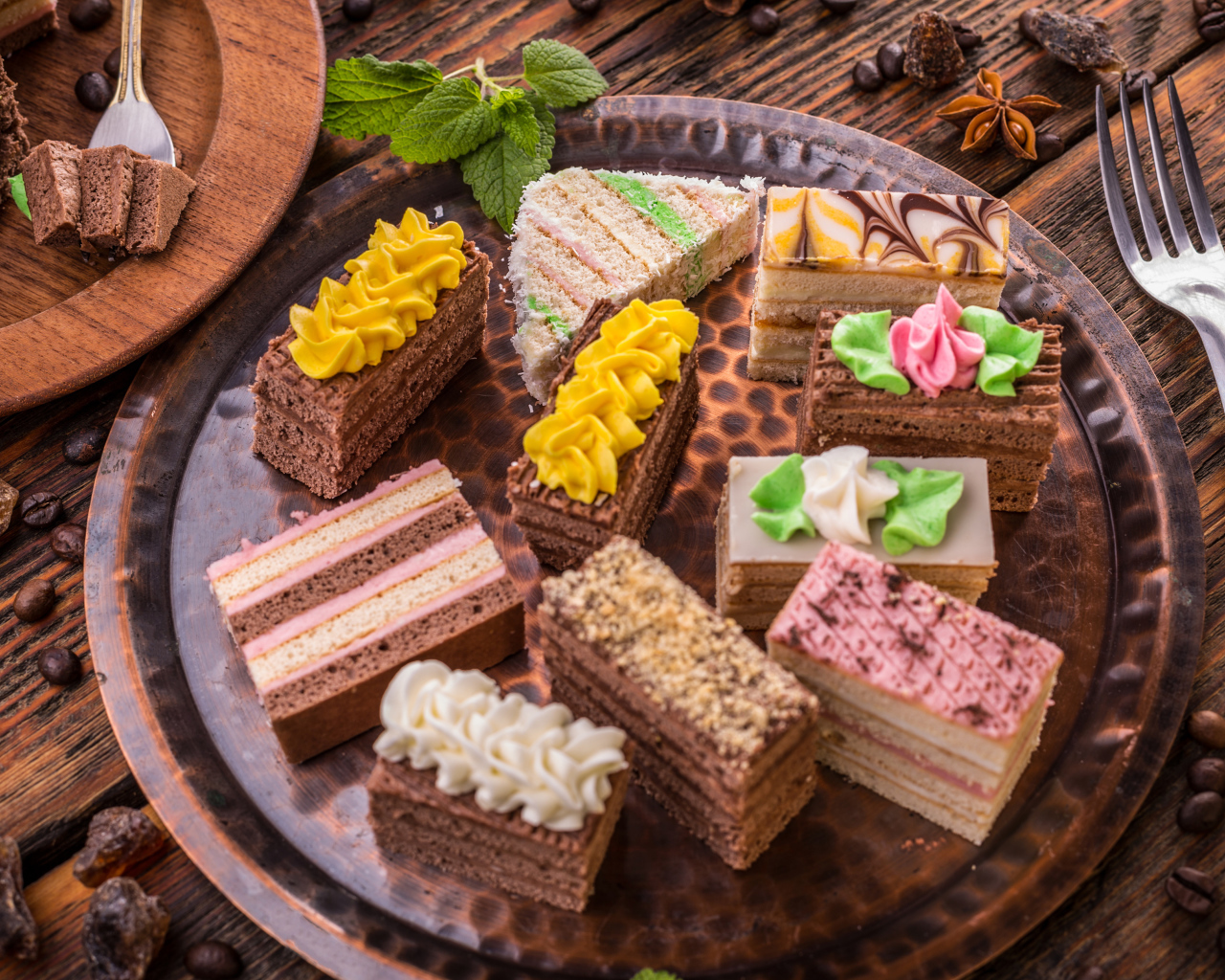 Разные вкусные пирожные на подносе 