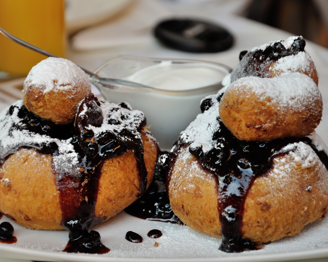 Пончики и с вареньем и сахарной пудрой