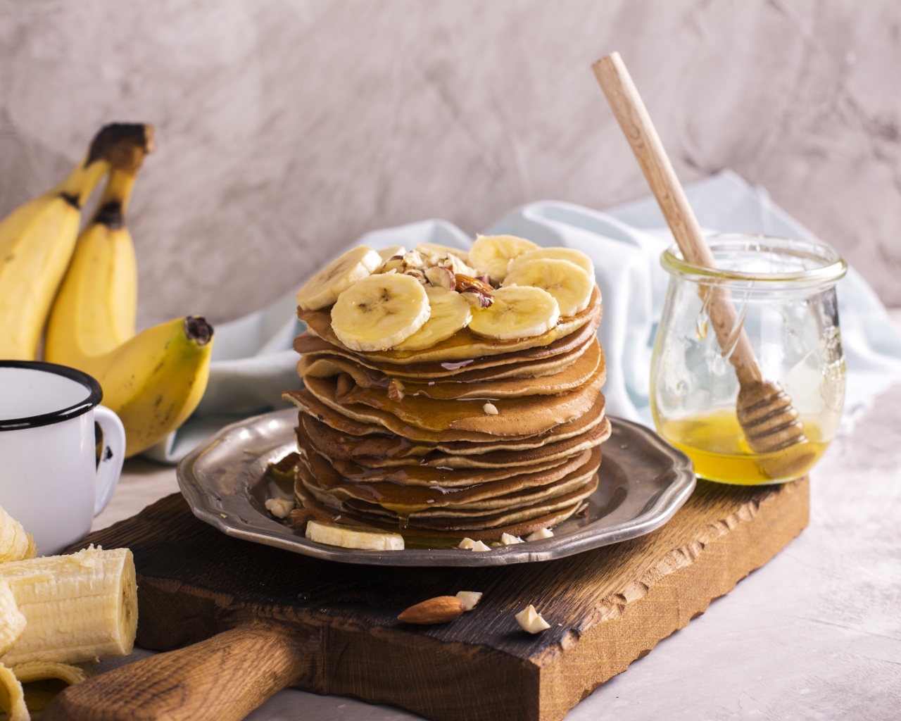 Оладьи с медом и бананами на столе