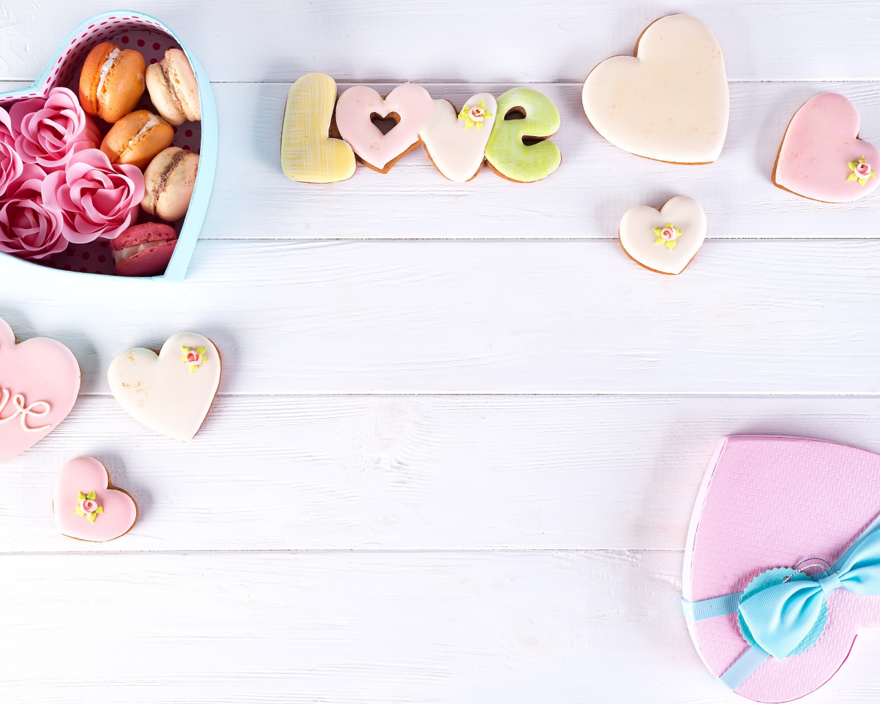 Подарочная коробка в форме сердца на столе с печеньем 