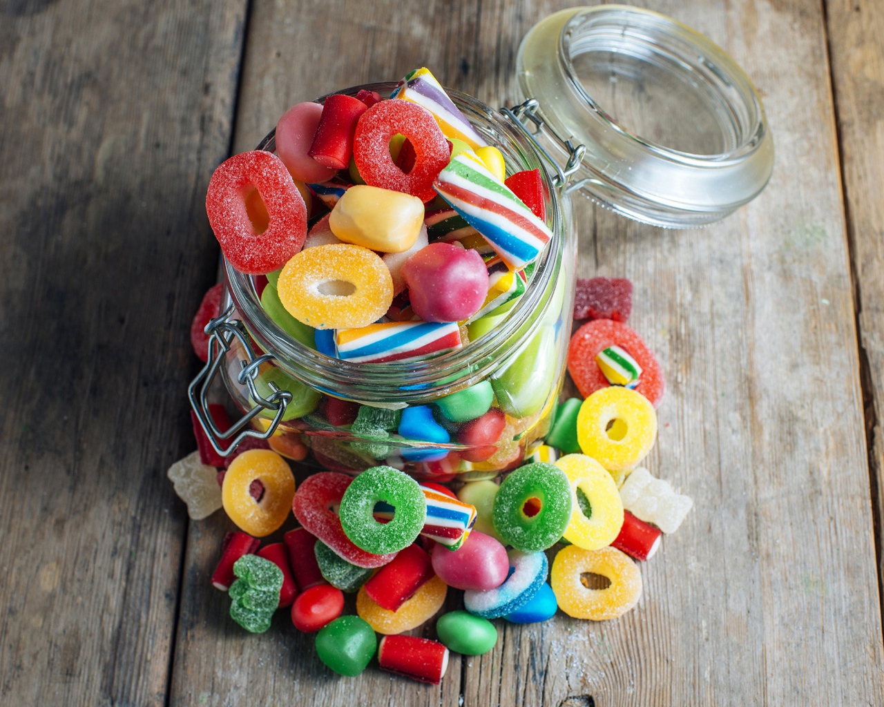 Стеклянная банка с разноцветными желейными конфетами