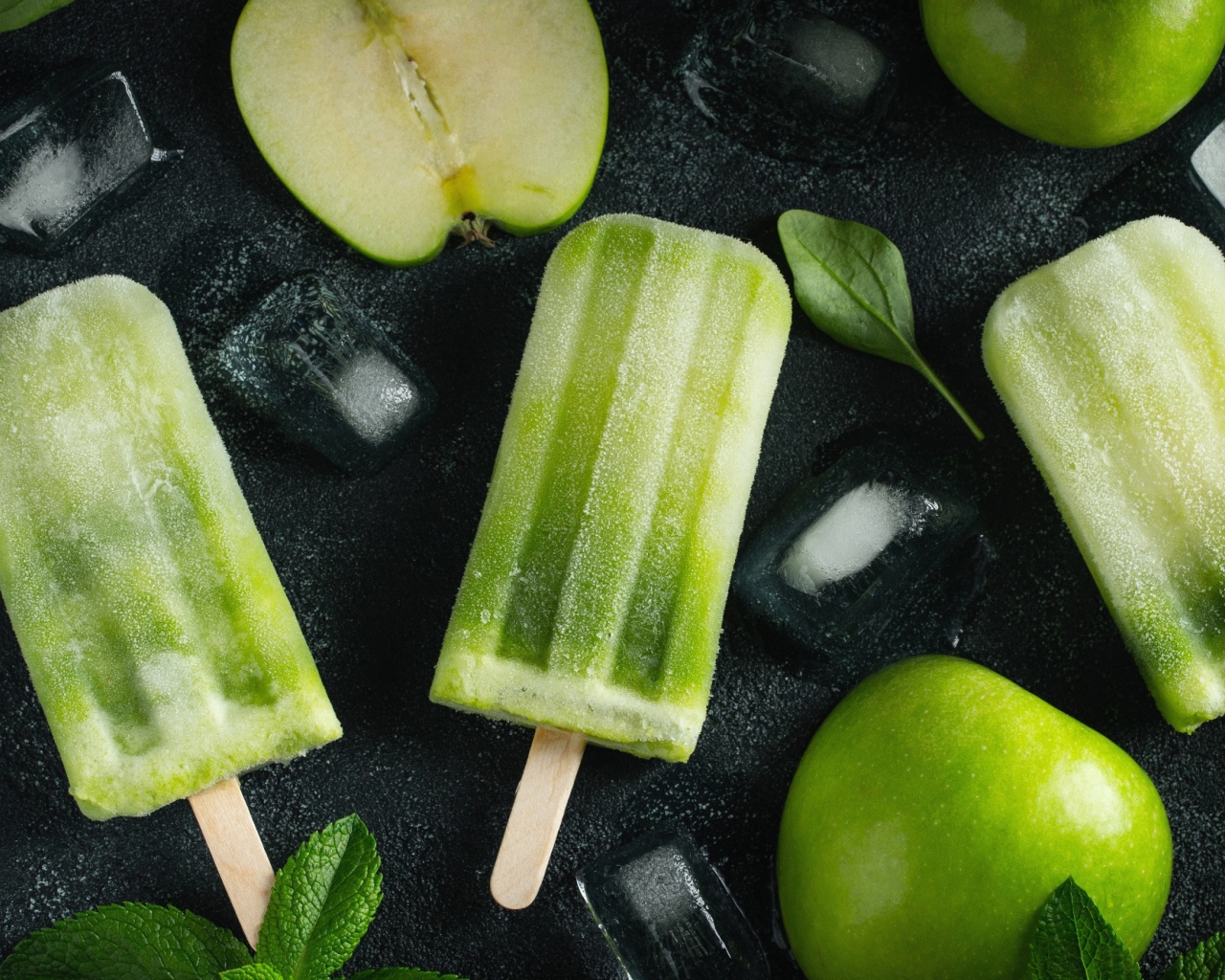 Зеленое фруктовое мороженое на столе с яблоками