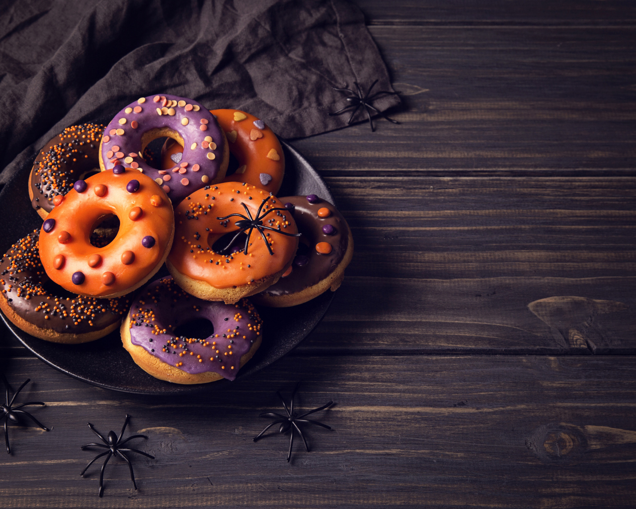 Пончики с глазурью на столе угощение на Хэллоуин 