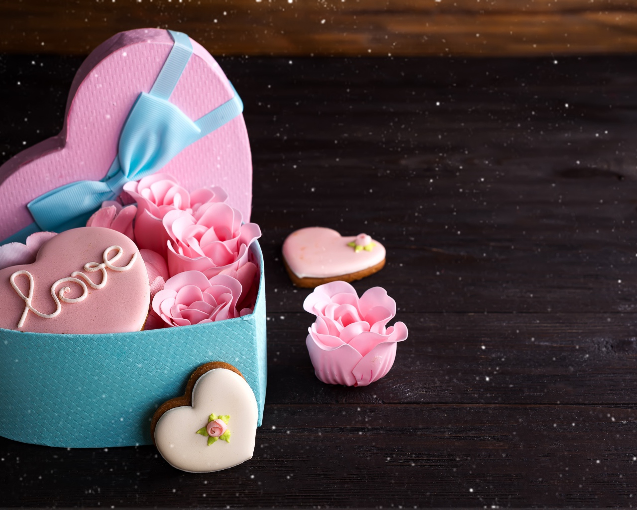 Коробка в форме сердца с розами из мастики и печеньем