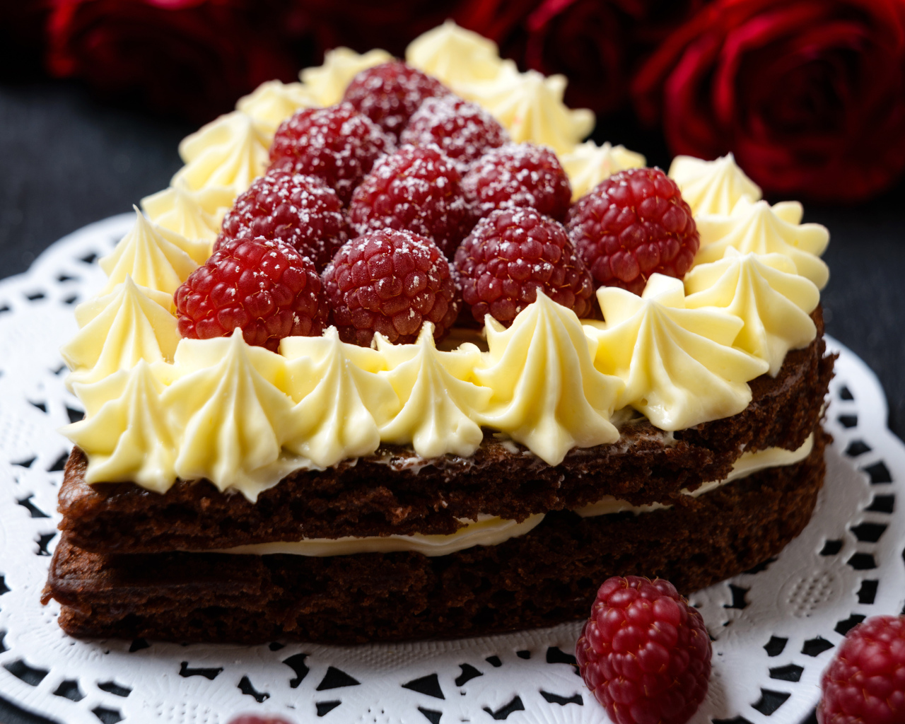 Торт в форме сердца с кремом и ягодами малины 