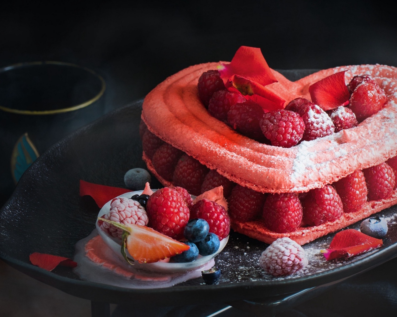 Торт в форме сердца с ягодами малины и сахарной пудрой