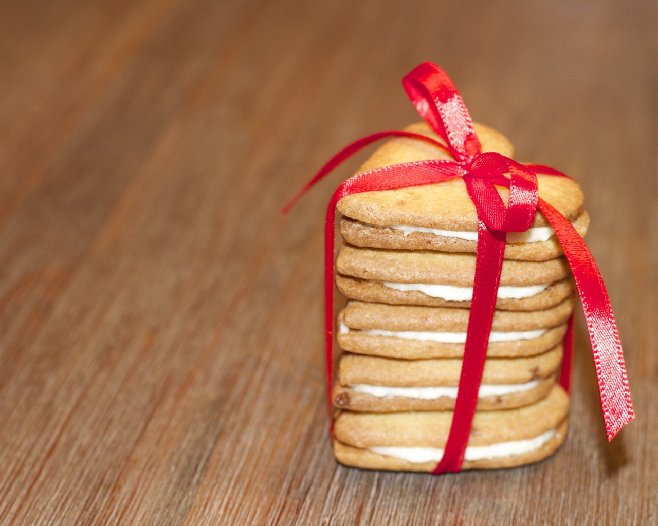 Печенье в форме сердца перевязано красной лентой 