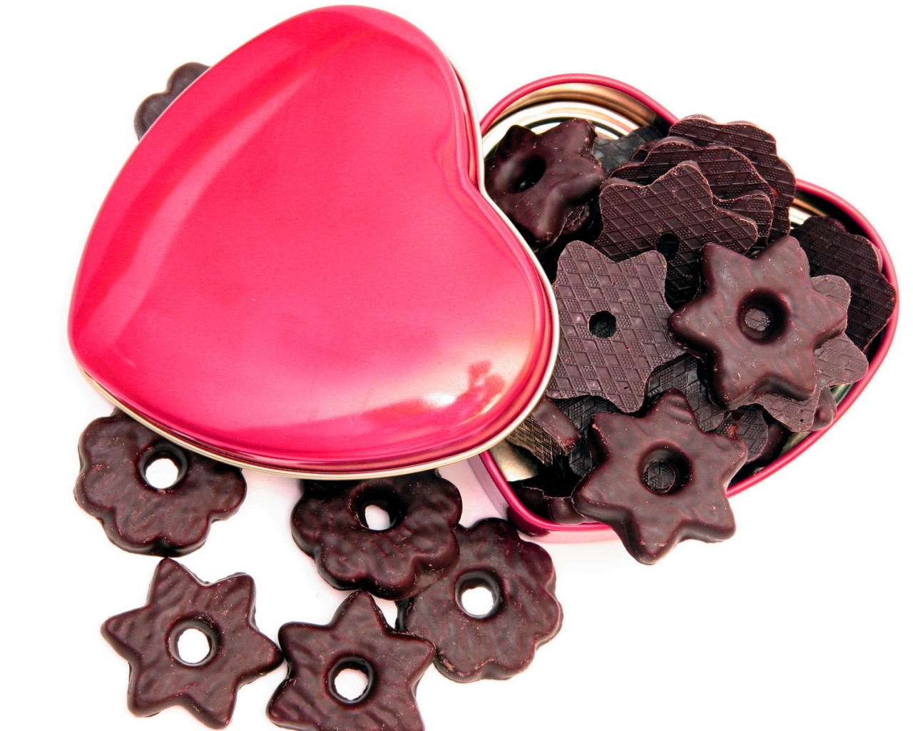 Коробка в форме сердца с шоколадным печеньем на белом фоне