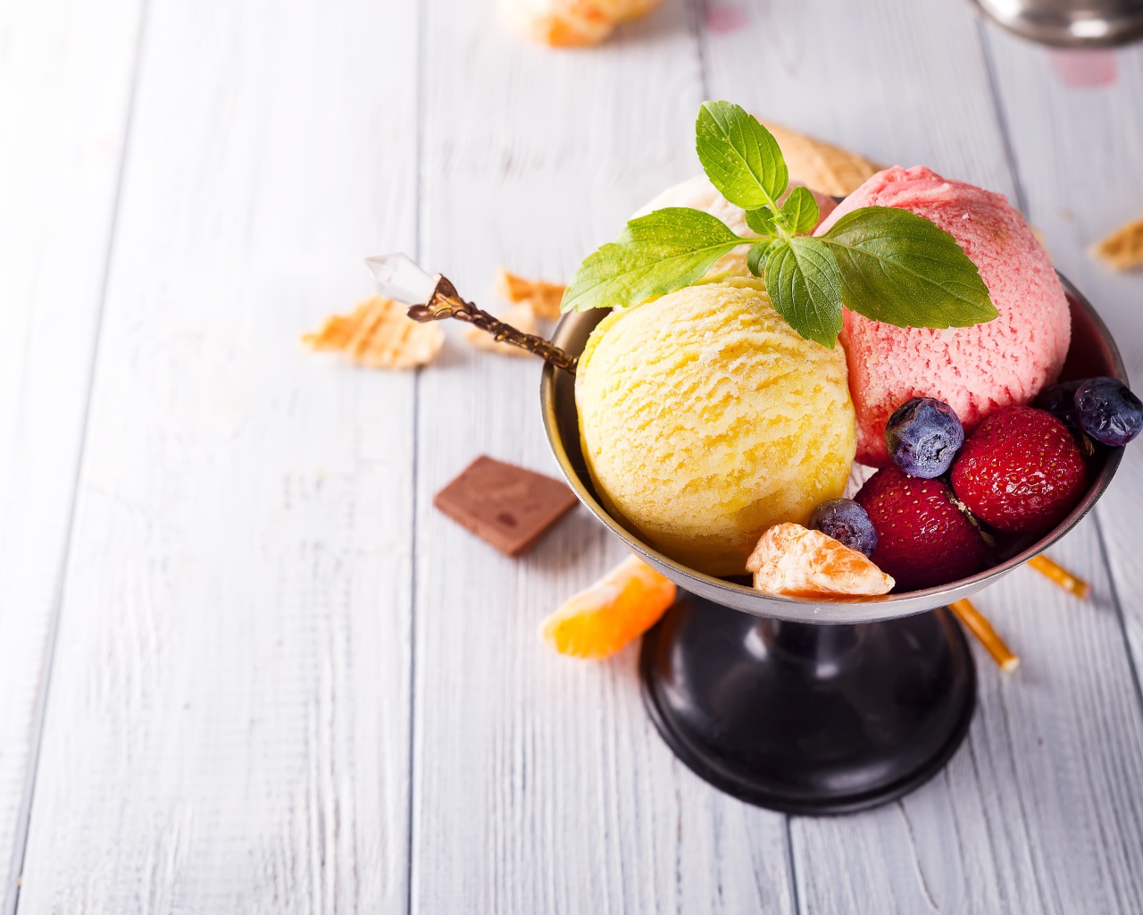 Шарики фруктового мороженого в креманке с ягода