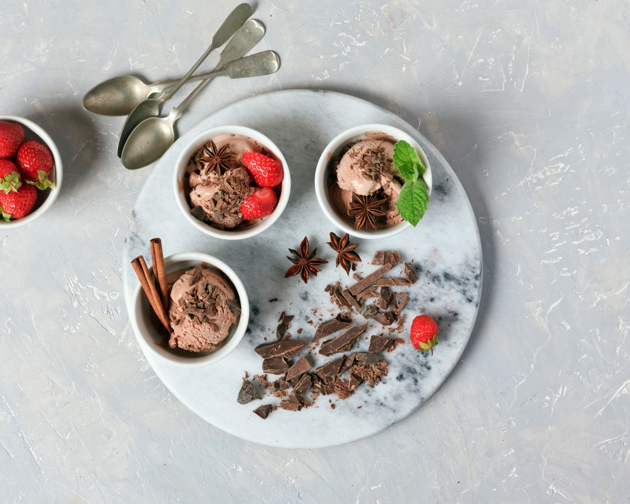 Мороженое с шоколадом, корицей, бадьяном и ягодами клубники
