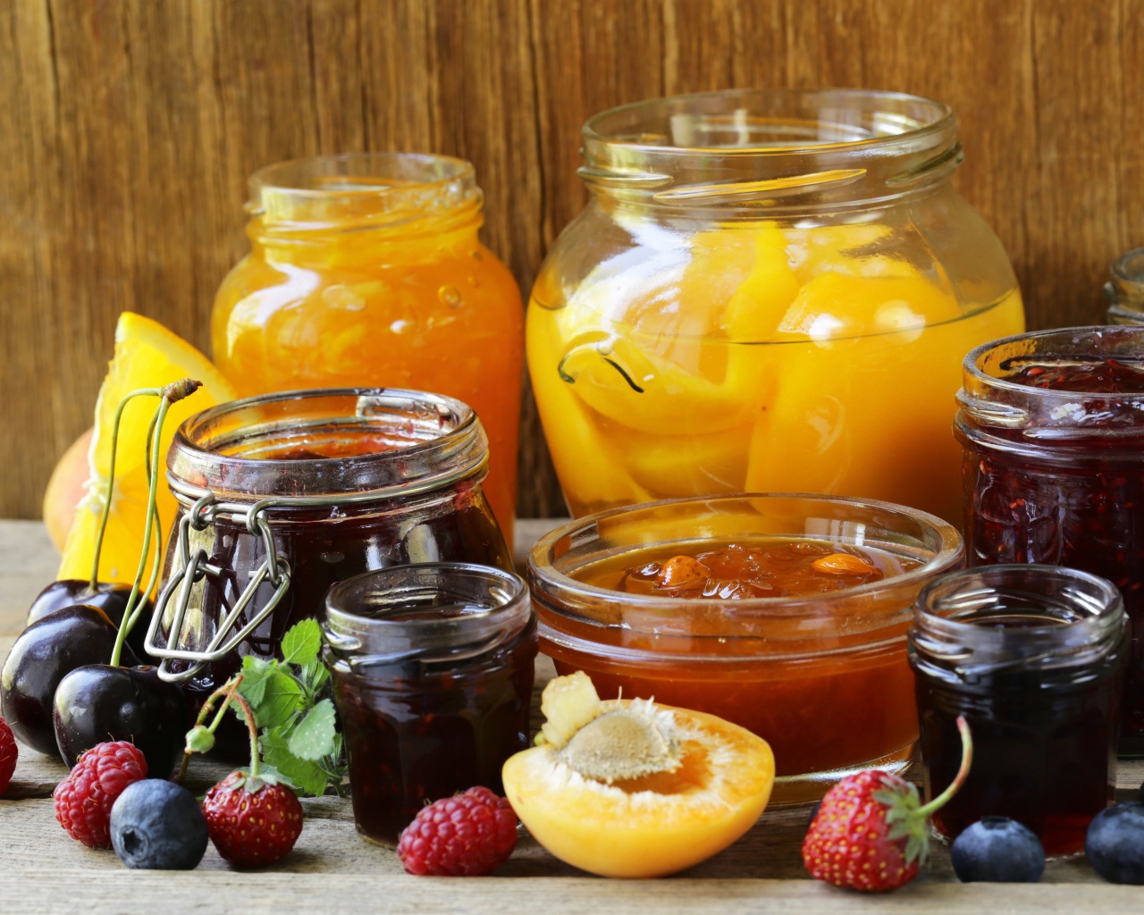 Повидло и варенье на столе с ягодами