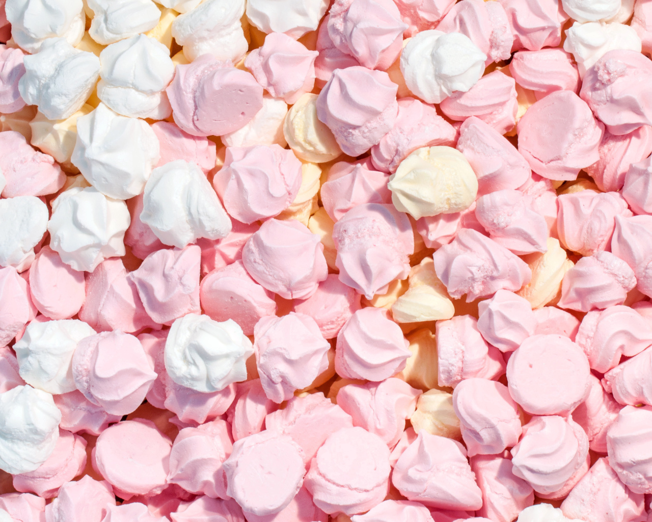 Много сушеного безе крупным планом