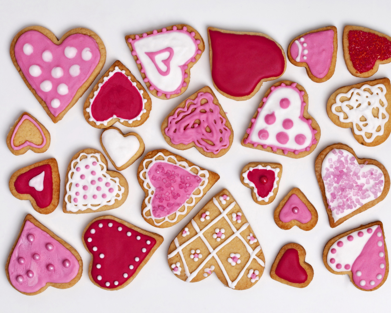 Много печенья в форме сердца с глазурью на сером фоне