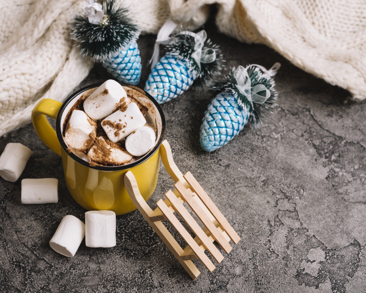 Кружка с маршмеллоу и игрушками 