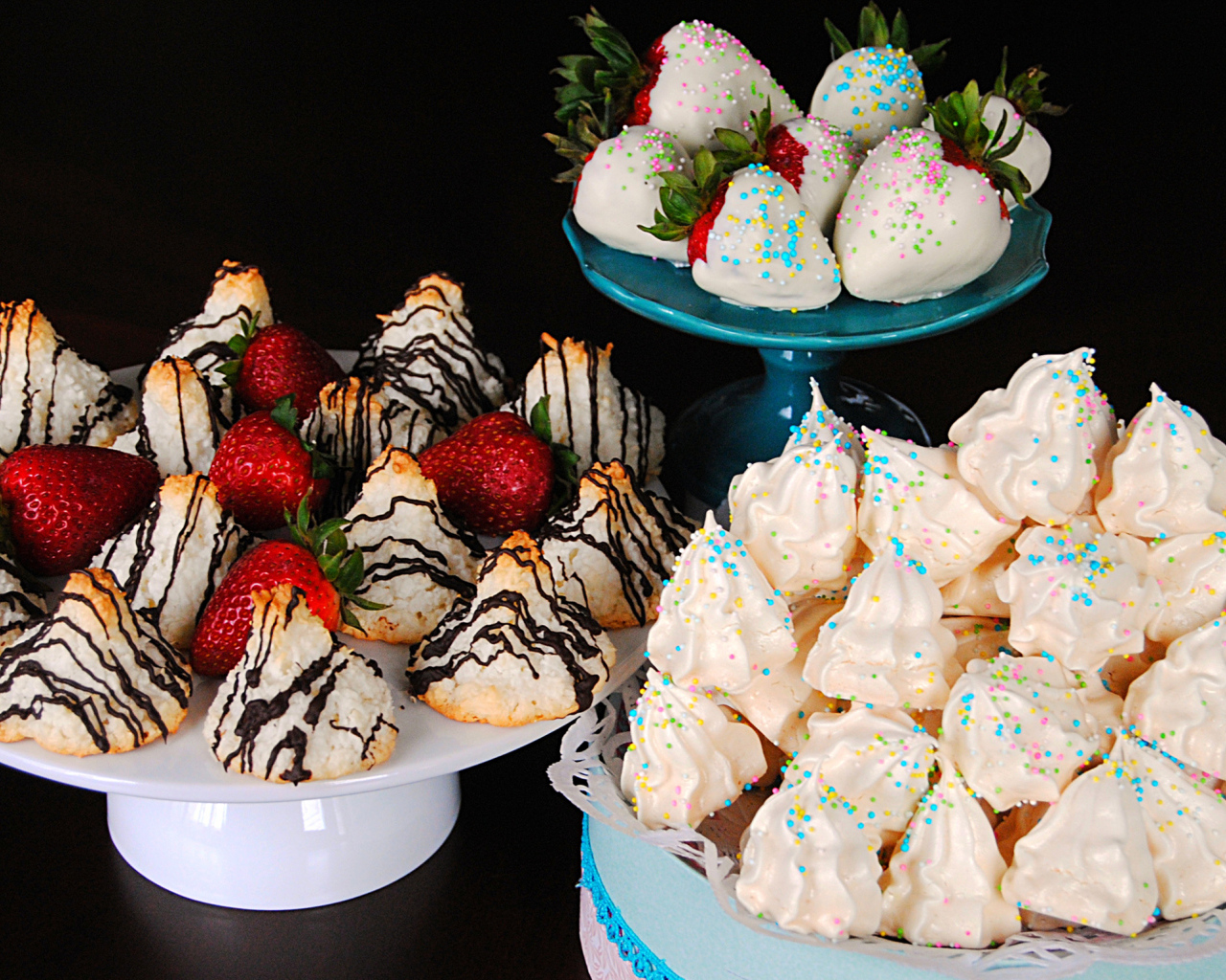 Десерт меренга и клубника в шоколаде на черном фоне