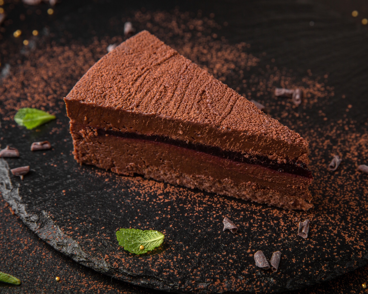 Торт мусс с джемом на столе с какао 