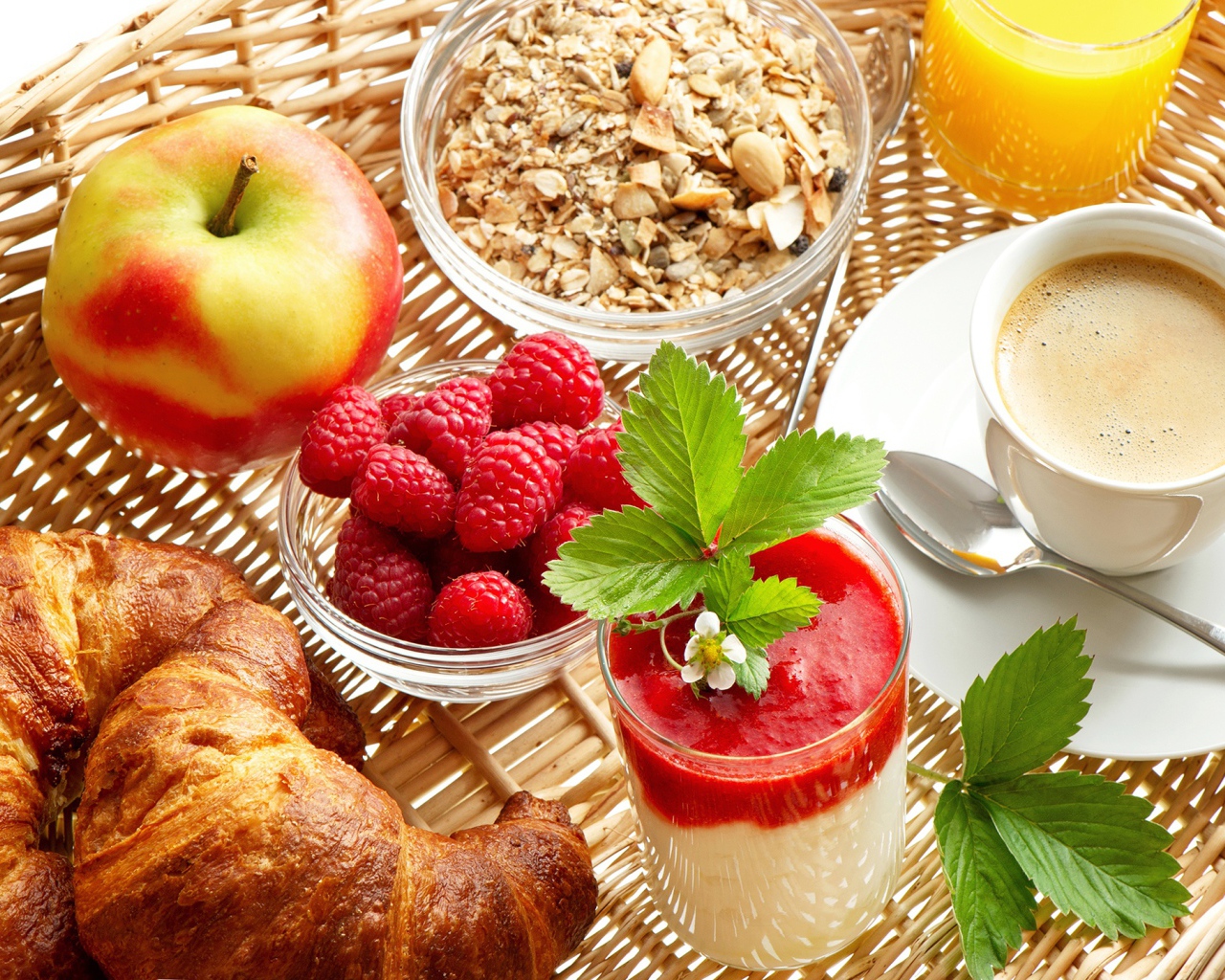 Мюсли, напитки, яблоко, выпечка и ягоды малины на завтрак