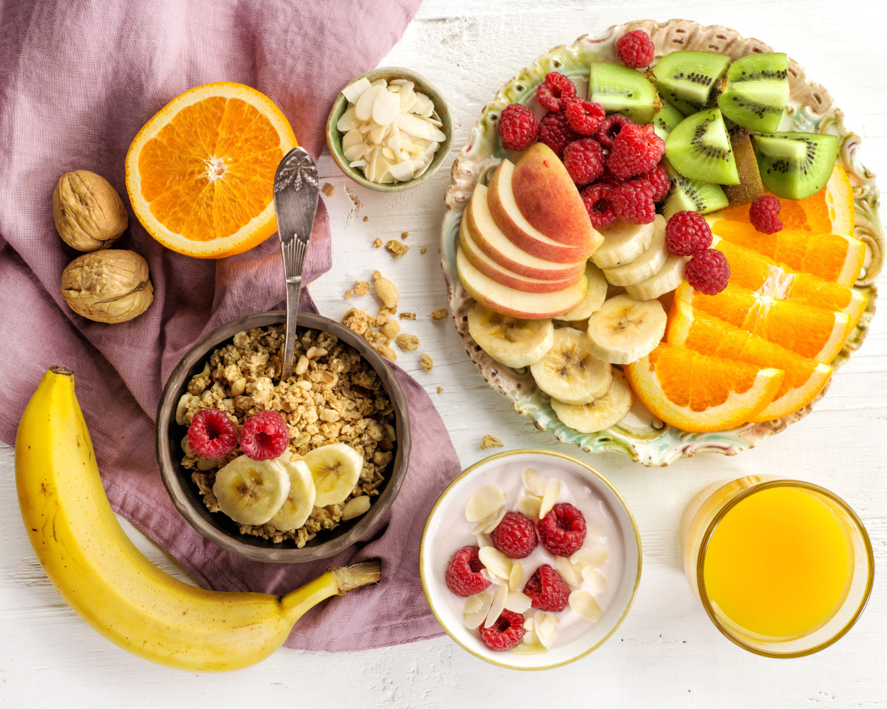 Мюсли на столе фруктами и соком к завтраку