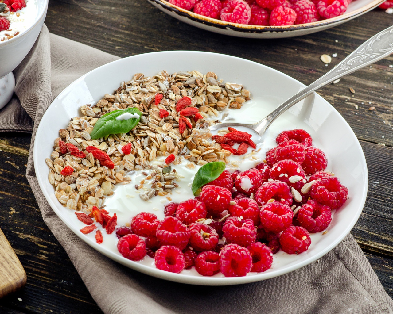 Мюсли йогуртом и свежими ягодами малины на завтрак
