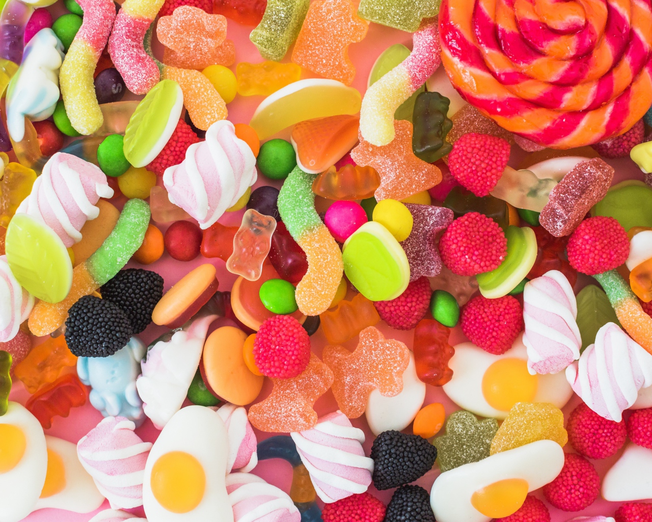 Разноцветные желейные конфеты крупным планом