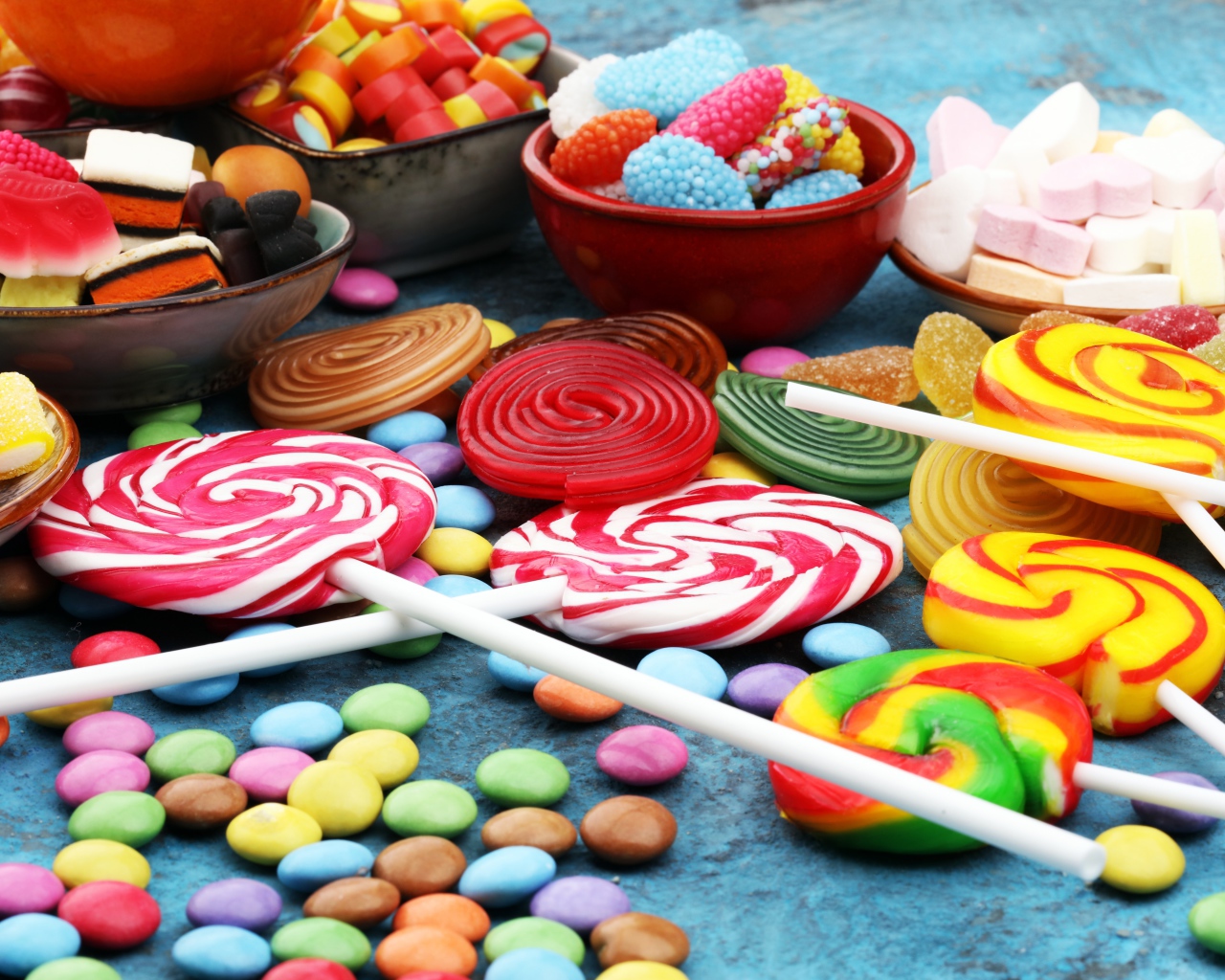 Разноцветные сладости на столе