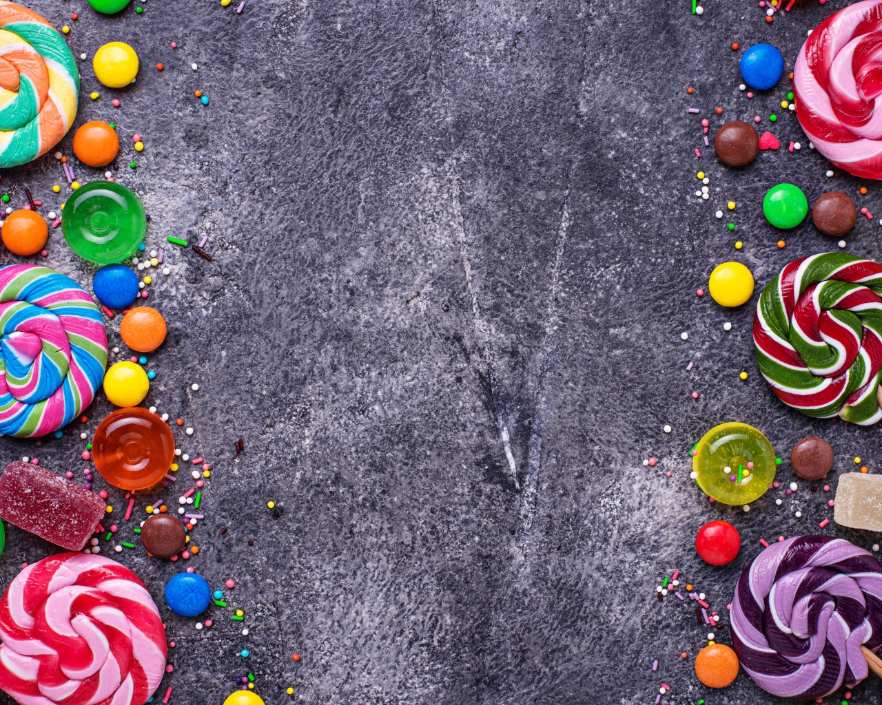 Разноцветные конфеты на сером фоне