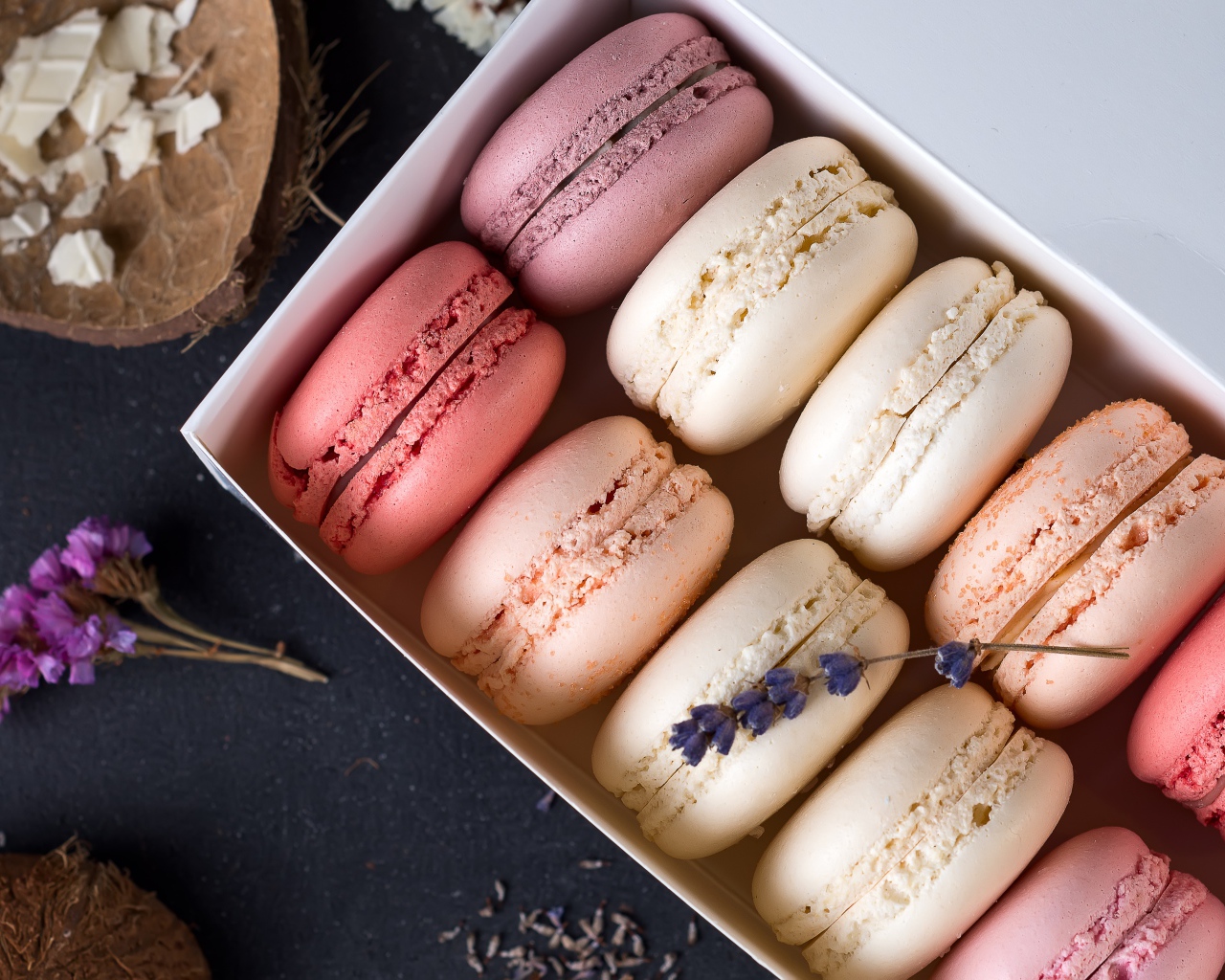 Разноцветный десерт макарон в коробке на столе