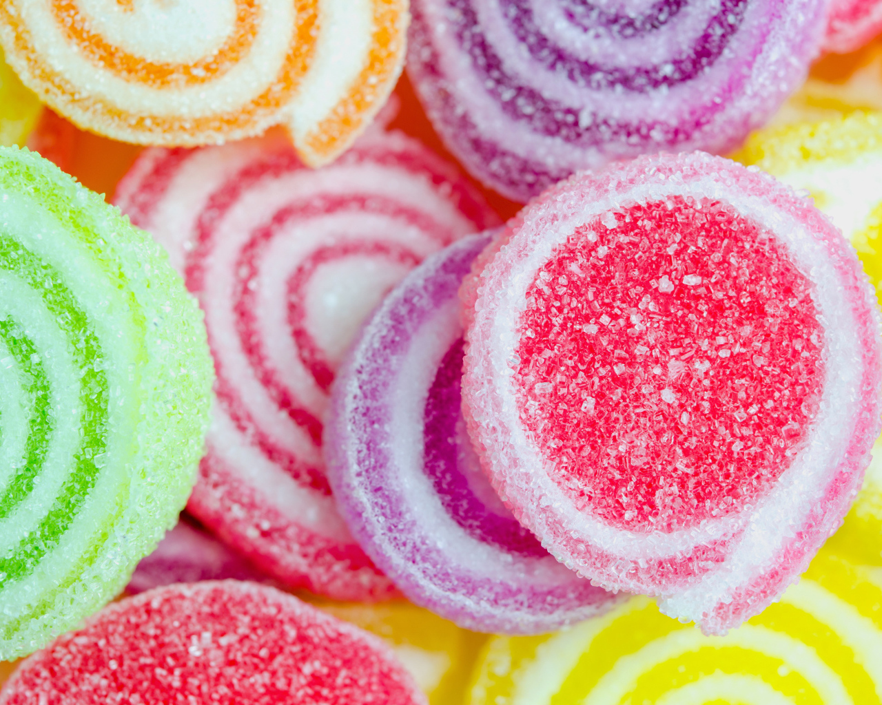 Разноцветный мармелад в сахаре крупным планом