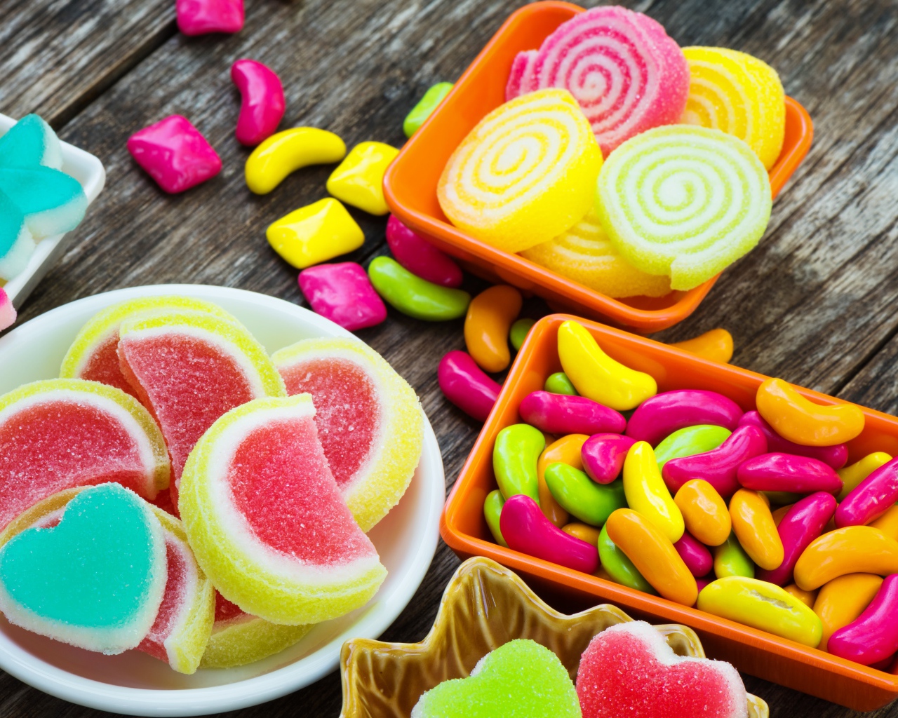 Разноцветный мармелад с конфетами на деревянном столе