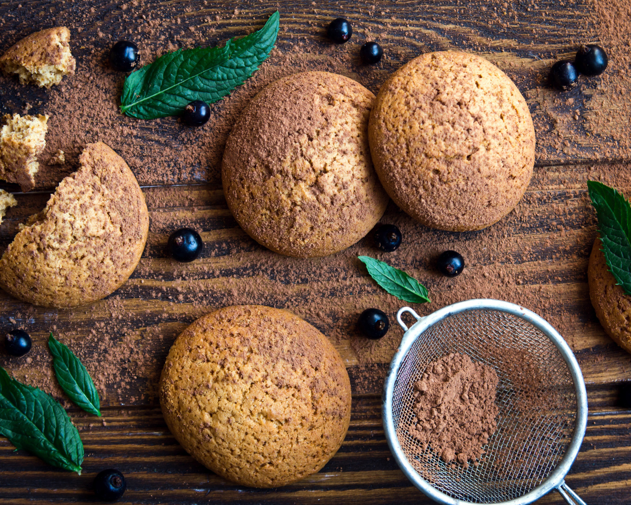 Овсяное печенье с черной смородиной, листьями мяты и какао на столе