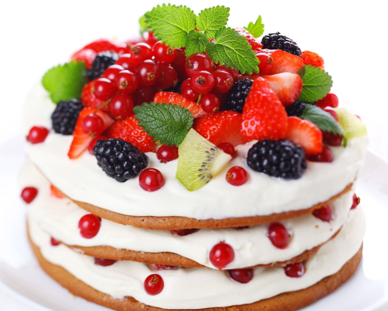 Панкейки с кремом и свежими ягодами на белом фоне