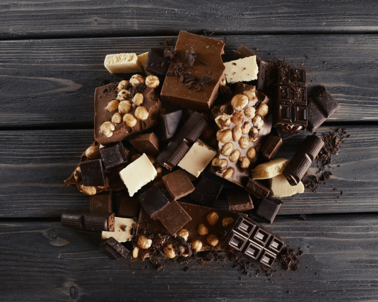 Куски шоколада на столе