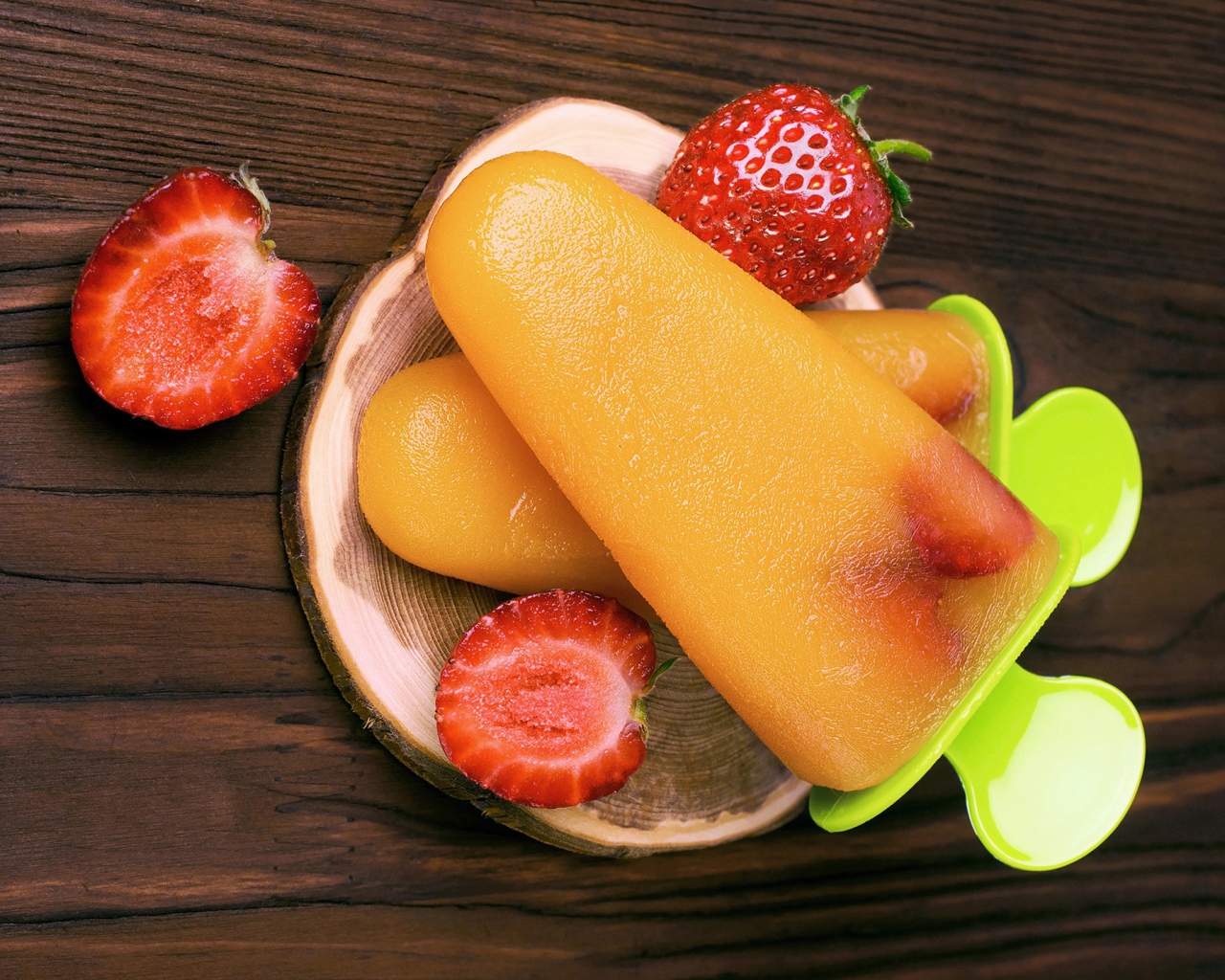 Фруктовое мороженое на столе с клубникой