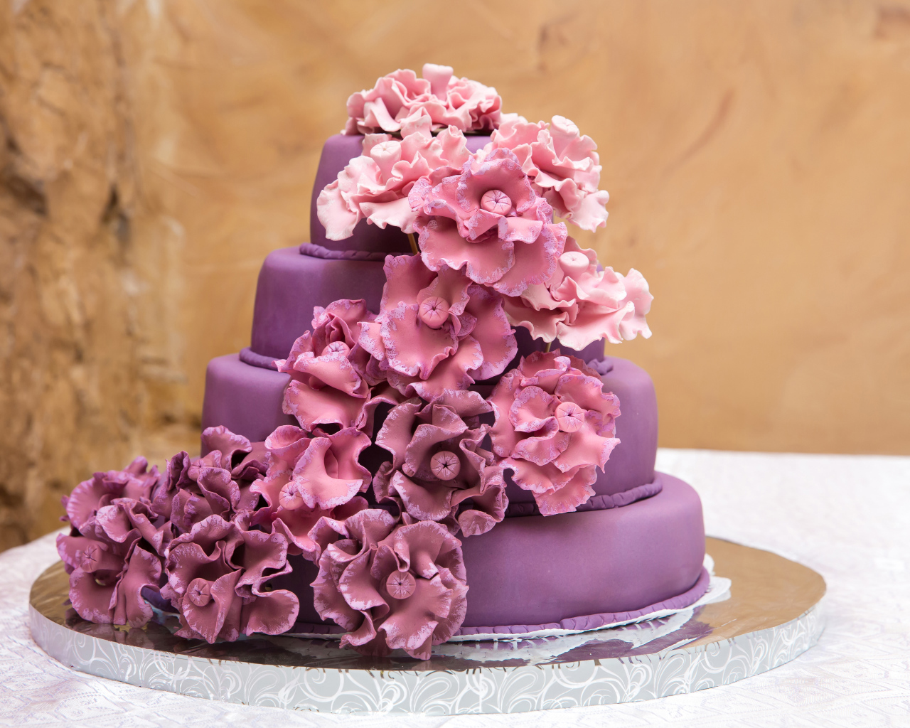 Фиолетовый торт с красивыми розовыми цветами