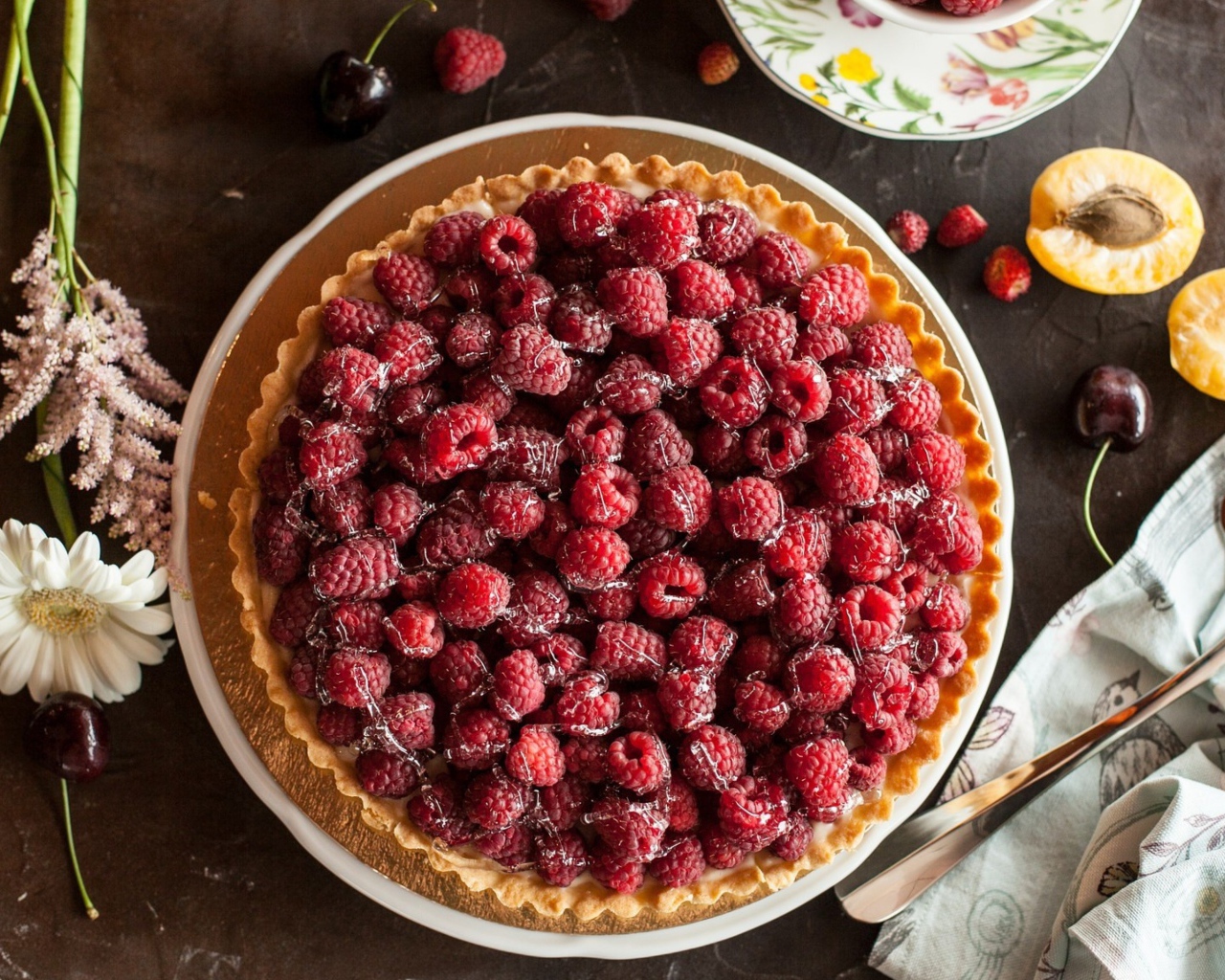 Песочный пирог с малиной и сахаром