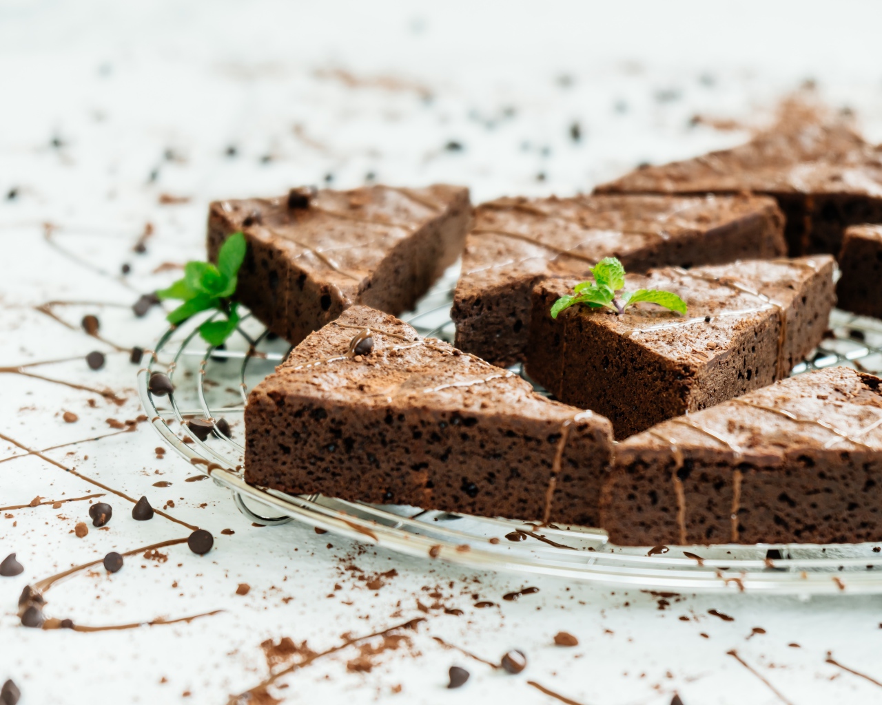 Кусочки аппетитного шоколадного десерта брауни