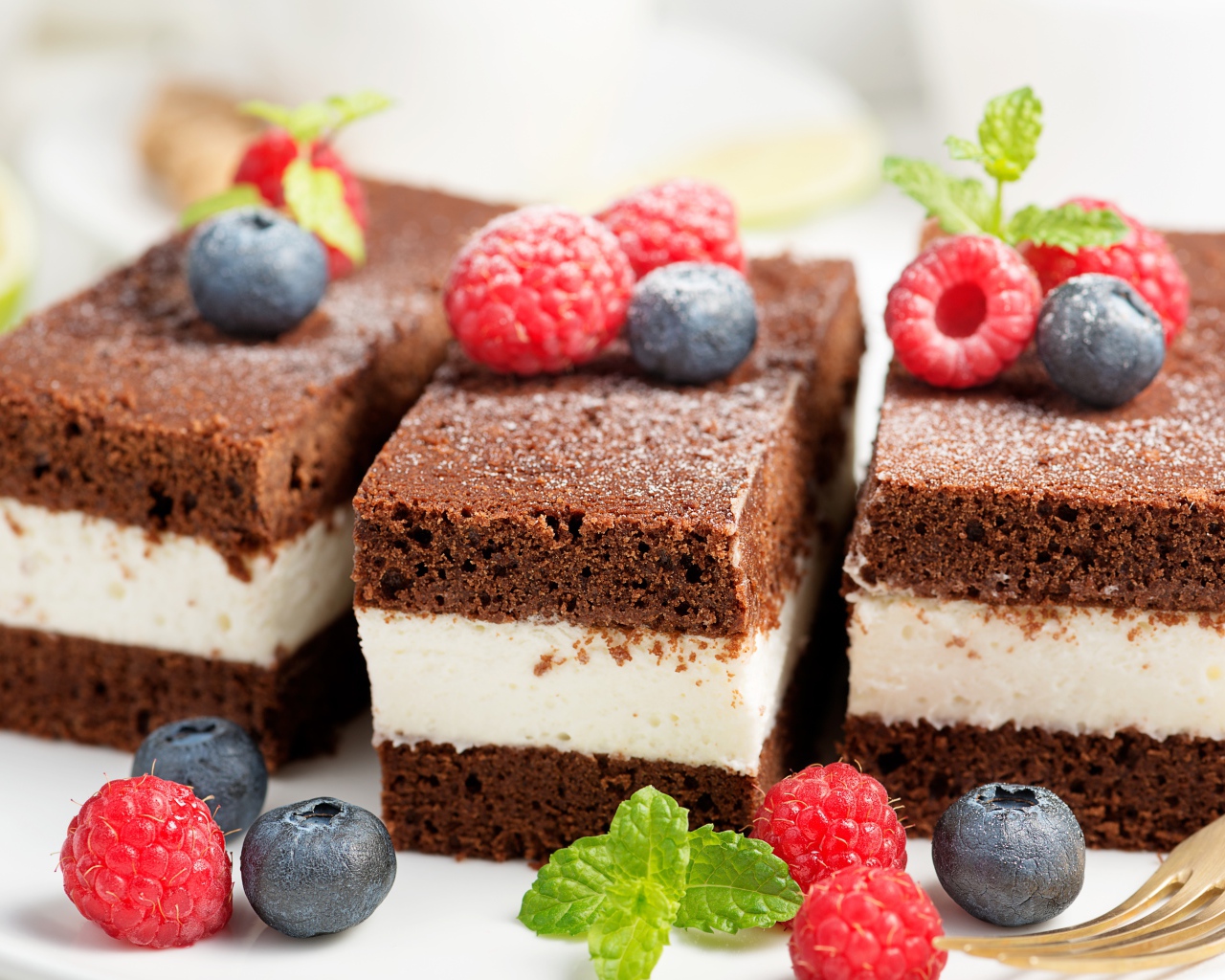 Пирожные с суфле и ягодами малины и черники 