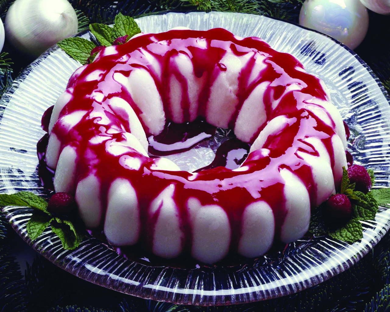 Пирог суфле с малиновым сиропом 