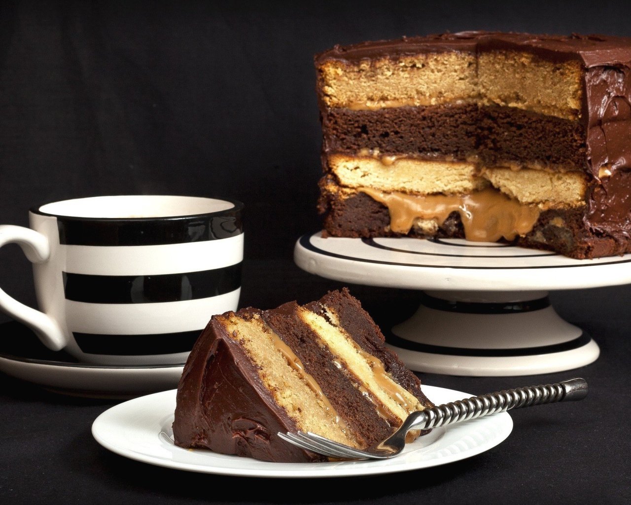 Бисквитный торт на столе с чашкой 