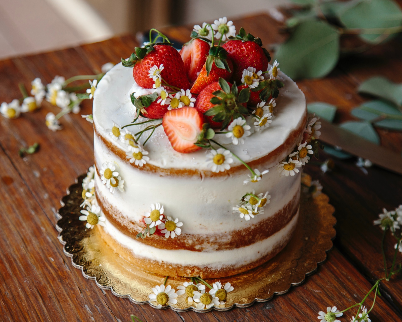 Бисквитный торт с ромашками и ягодами клубники