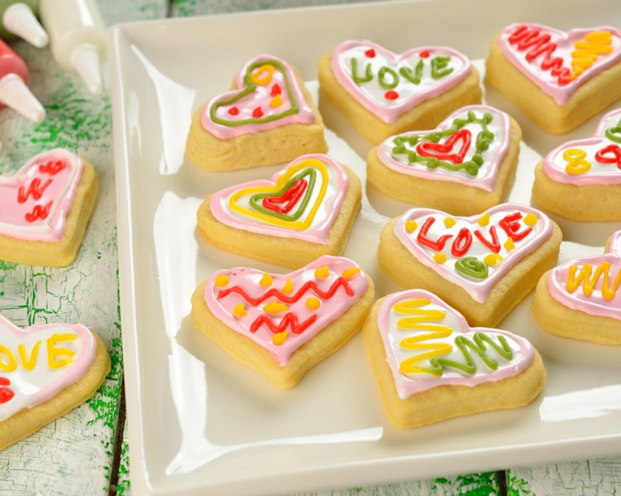 Сладкое печенье в форме сердца с глазурью 