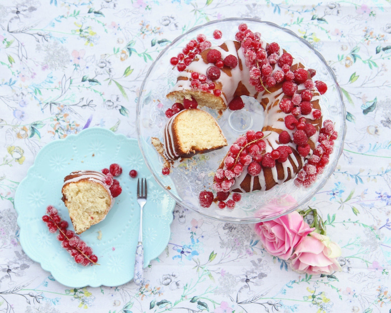 Сладкий кекс с красной смородиной на столе розовыми розами