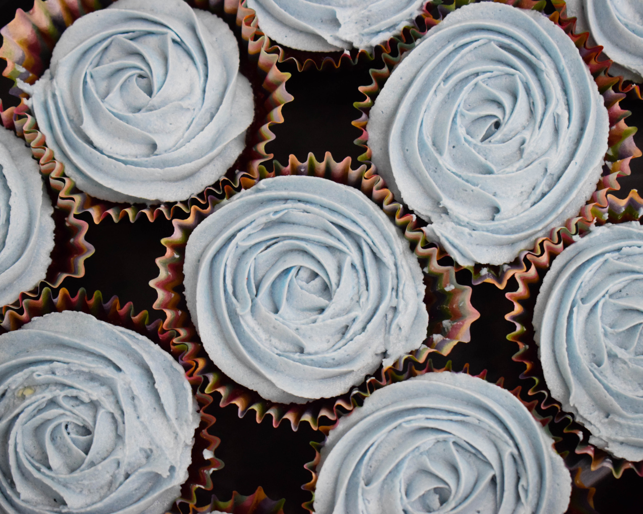 Сладкие кексы с кремом вид сверху