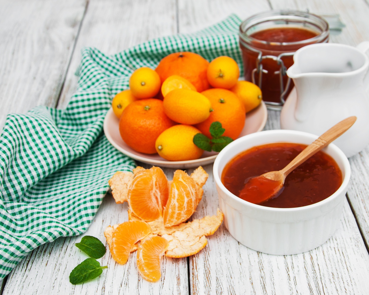 Джем на столе с мандаринами 