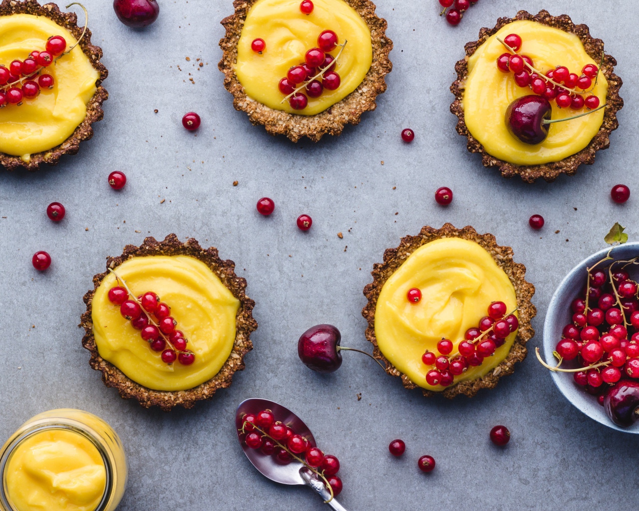 Тарталетки с кремом и ягодами красной смородины 