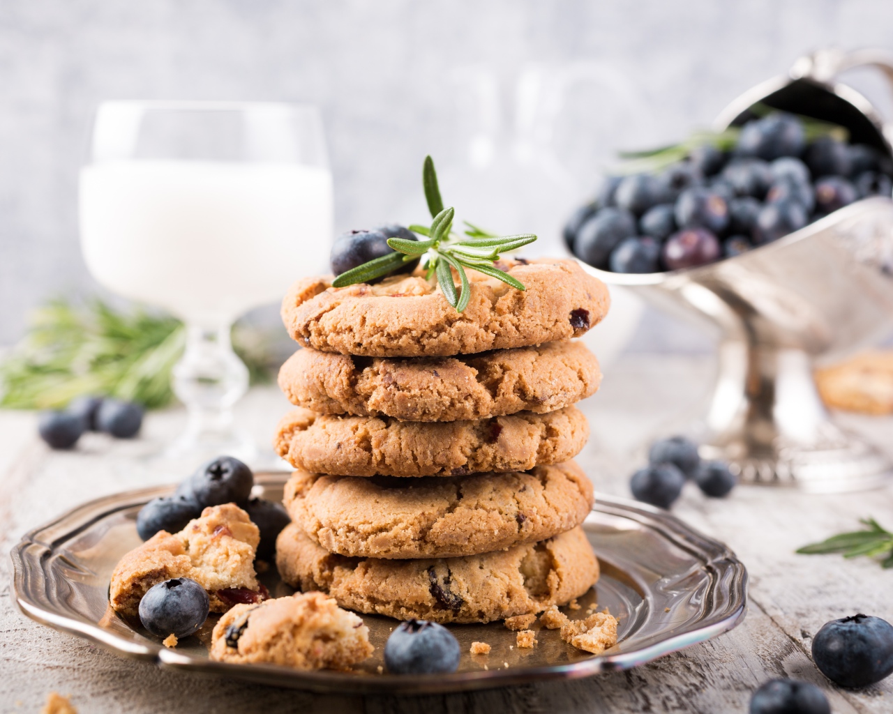 Вкусное печенье на столе с ягодами черники