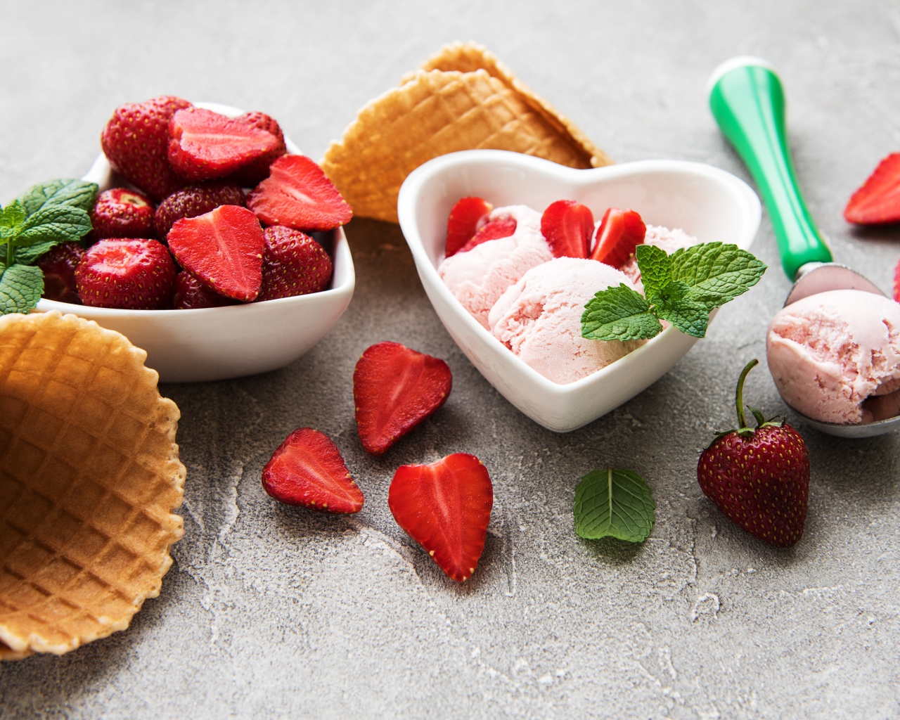 Вкусное мороженое на столе с клубникой и вафельными рожками
