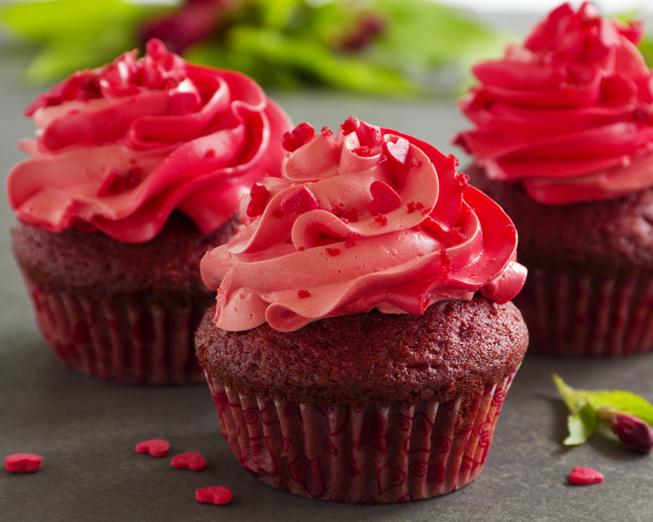 Три шоколадных кекса с розовым кремом 