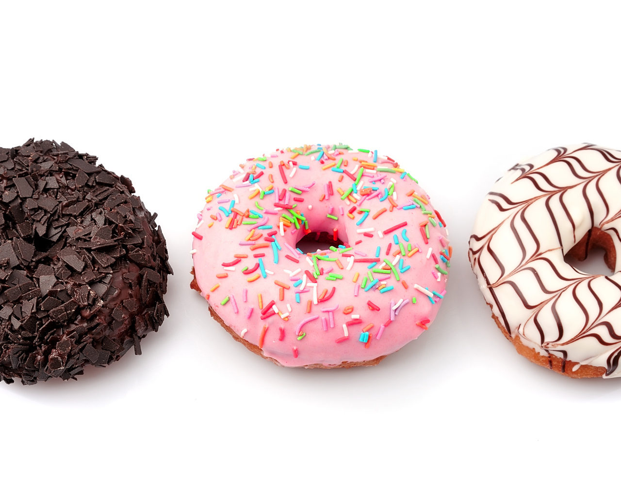 Три аппетитных сладких пончика с глазурью на белом фоне