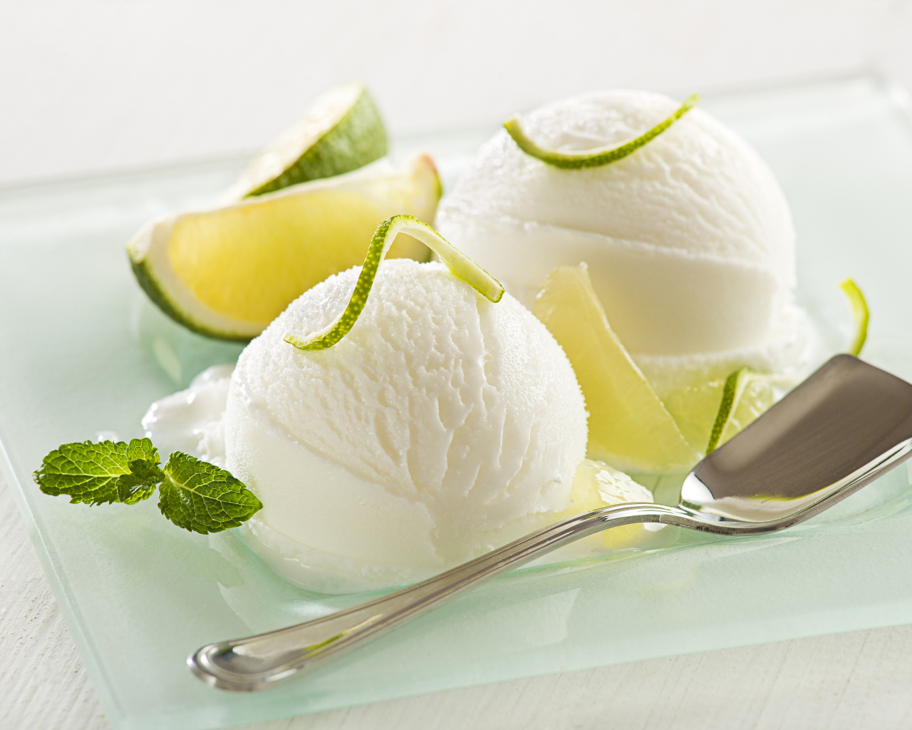 Два шарика сливочного мороженого с лаймом